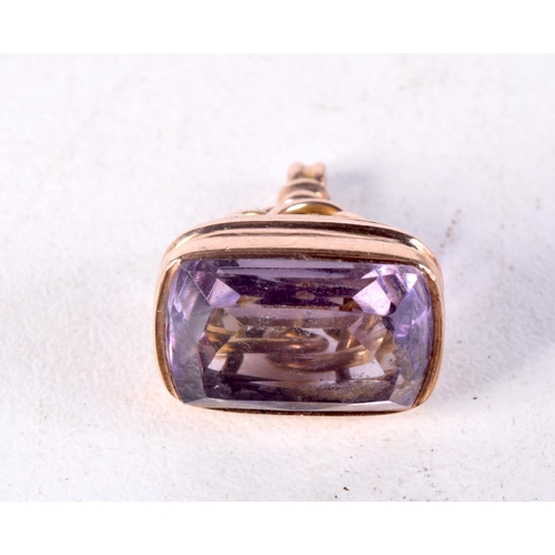 949 - AN ANTIQUE YELLOW METAL AMETHYST FOB SEAL. 3.5 grams. 2 cm x 1.5 cm.