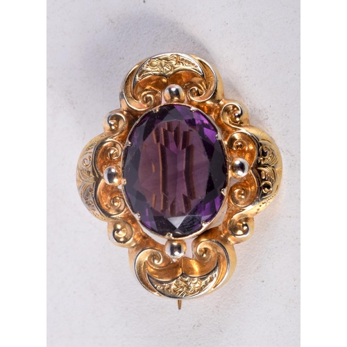 950 - AN ANTIQUE YELLOW METAL AMETHYST BROOCH. 7.4 grams. 3.5 cm x 3 cm.