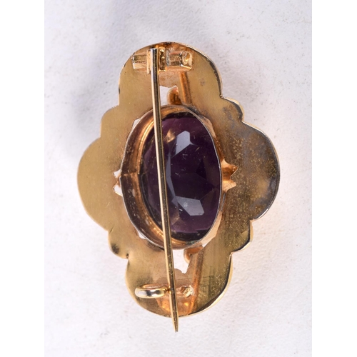 950 - AN ANTIQUE YELLOW METAL AMETHYST BROOCH. 7.4 grams. 3.5 cm x 3 cm.