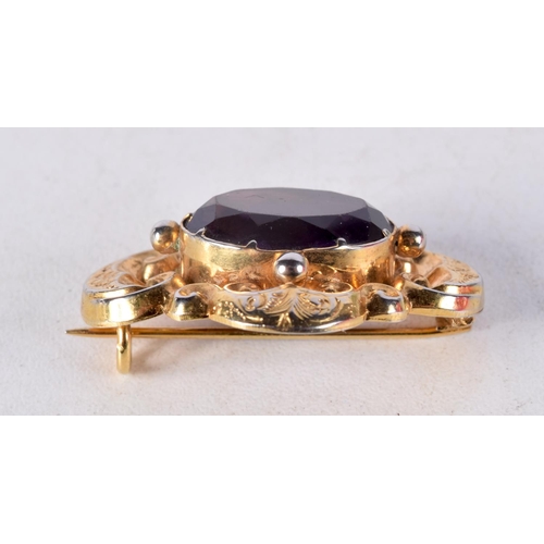 950 - AN ANTIQUE YELLOW METAL AMETHYST BROOCH. 7.4 grams. 3.5 cm x 3 cm.