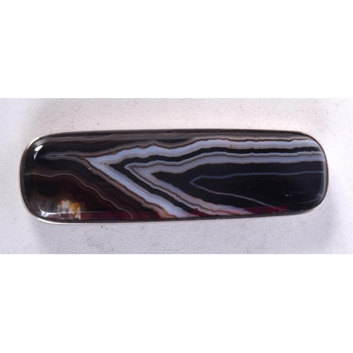 951 - AN ANTIQUE SILVER AND AGATE BROOCH. 6.5 cm x 2 cm.