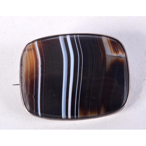 952 - AN ANTIQUE SILVER AND AGATE BROOCH. 3.75 cm x 3 cm.