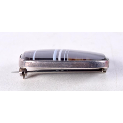 952 - AN ANTIQUE SILVER AND AGATE BROOCH. 3.75 cm x 3 cm.