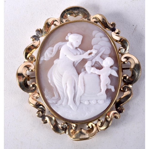 961 - AN ANTIQUE YELLOW METAL CAMEO BROOCH. 10.8 grams. 5.5 cm x 4.5 cm.