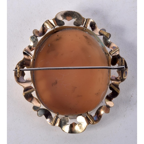 961 - AN ANTIQUE YELLOW METAL CAMEO BROOCH. 10.8 grams. 5.5 cm x 4.5 cm.