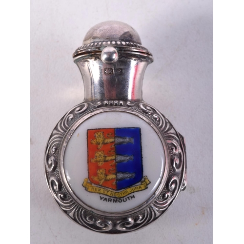 977 - AN EDWARDIAN SILVER AND ENAMEL SCENT BOTTLE. 17 grams. Birmingham 1905. 5 cm x 3.5 cm.