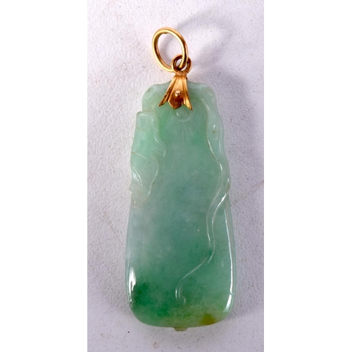 978 - AN EARLY 20TH CENTURY CHINESE GOLD MOUNTED JADEITE PENDANT Late Qing/Republic. 8 grams. 4.25 cm x 1.... 