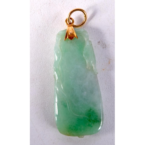 978 - AN EARLY 20TH CENTURY CHINESE GOLD MOUNTED JADEITE PENDANT Late Qing/Republic. 8 grams. 4.25 cm x 1.... 