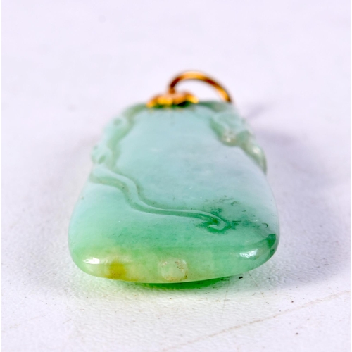 978 - AN EARLY 20TH CENTURY CHINESE GOLD MOUNTED JADEITE PENDANT Late Qing/Republic. 8 grams. 4.25 cm x 1.... 