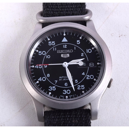 989 - A SEIKO MILITARY WRISTWATCH. 3.75 cm wide inc crown.