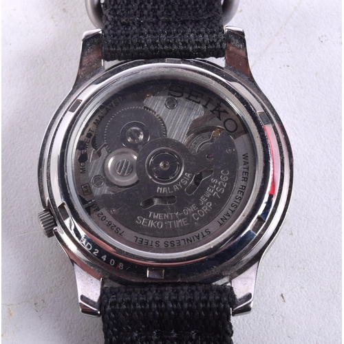 989 - A SEIKO MILITARY WRISTWATCH. 3.75 cm wide inc crown.