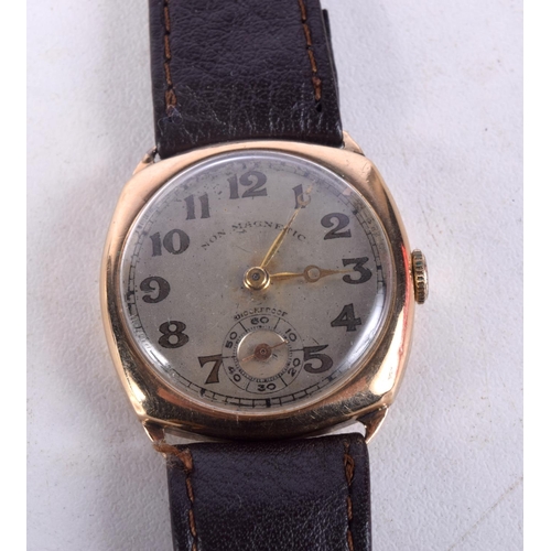 990 - A VINTAGE 9CT GOLD WRISTWATCH. 3 cm wide, strap 24.5 cm long.