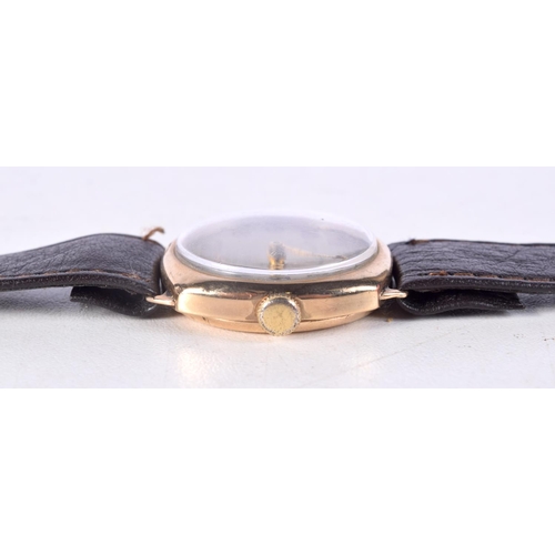 990 - A VINTAGE 9CT GOLD WRISTWATCH. 3 cm wide, strap 24.5 cm long.