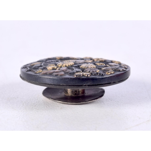 993 - A 19TH CENTURY JAPANESE MEIJI PERIOD MIXED METAL BUTTON. 9 grams. 2.25 cm wide.