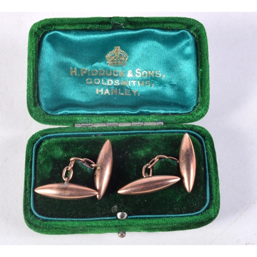 994 - A PAIR OF 9CT GOLD CUFFLINKS. 4 grams. 3 cm x 2.25 cm.