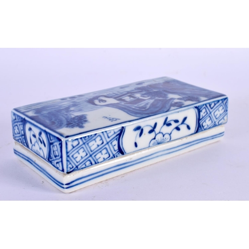 1521 - AN EARLY 20TH CENTURY CHINESE BLUE AND WHITE PORCELAIN BOX AND COVER Late Qing/Republic. 12 cm x 6 c... 