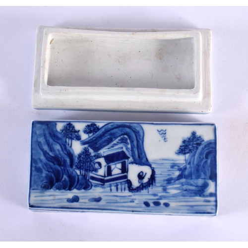 1521 - AN EARLY 20TH CENTURY CHINESE BLUE AND WHITE PORCELAIN BOX AND COVER Late Qing/Republic. 12 cm x 6 c... 