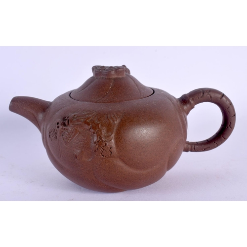 1523 - AN EARLY 20TH CENTURY CHINESE YIXING POTTERY TEAPOT AND COVER Late Qing/Republic. 12 cm wide.