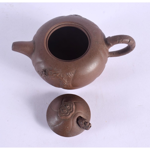 1523 - AN EARLY 20TH CENTURY CHINESE YIXING POTTERY TEAPOT AND COVER Late Qing/Republic. 12 cm wide.