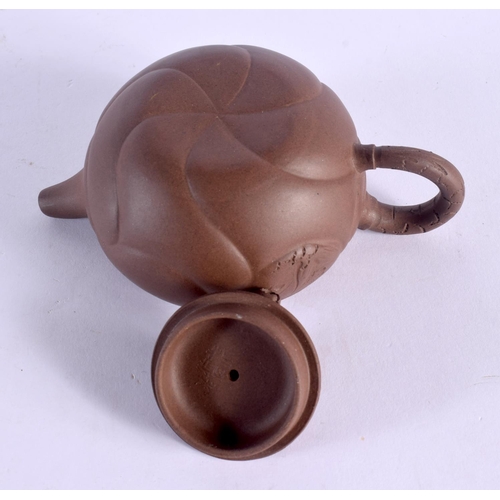 1523 - AN EARLY 20TH CENTURY CHINESE YIXING POTTERY TEAPOT AND COVER Late Qing/Republic. 12 cm wide.