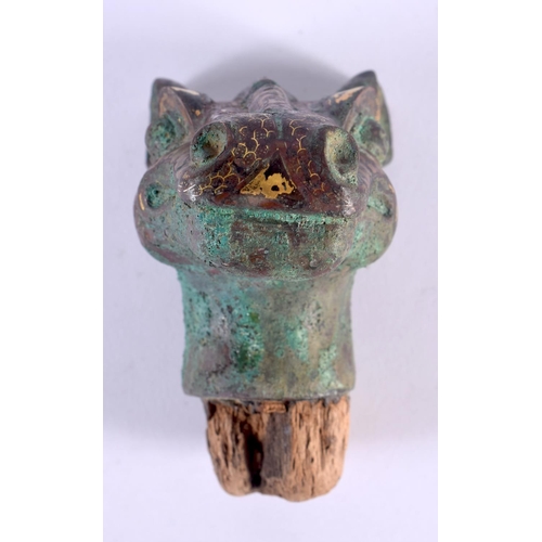 1530 - AN UNUSUAL CHINESE BRONZE DEER HEAD GOLD INLAID POLE FINIAL possibly Qing, within a fitted hardwood ... 