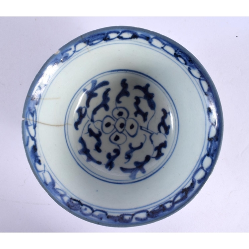 1572 - AN EARLY CHINESE BLUE AND WHITE WATER DROPPER together with a bowl & brush washer. Largest 15 cm wid... 