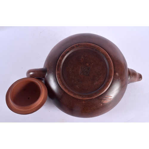 1591 - A RARE EARLY 20TH CENTURY CHINESE YIXING POTTERY TEAPOT AND COVER Late Qing/Republic, of unusually l... 