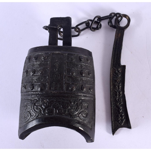 1620 - AN EARLY 20TH CENTURY CHINESE BRONZE ARCHAIC BRONZE BELL Shang Style, decorated with calligraphy. 38... 