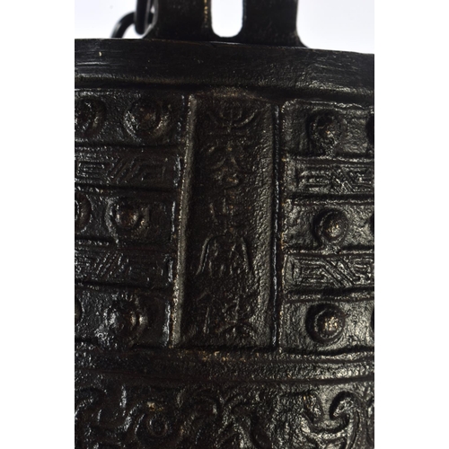 1620 - AN EARLY 20TH CENTURY CHINESE BRONZE ARCHAIC BRONZE BELL Shang Style, decorated with calligraphy. 38... 