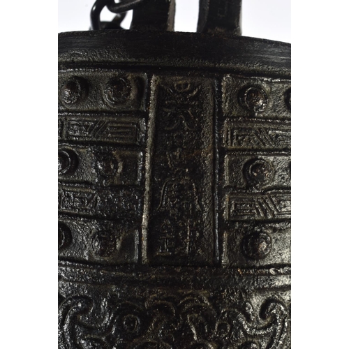 1620 - AN EARLY 20TH CENTURY CHINESE BRONZE ARCHAIC BRONZE BELL Shang Style, decorated with calligraphy. 38... 