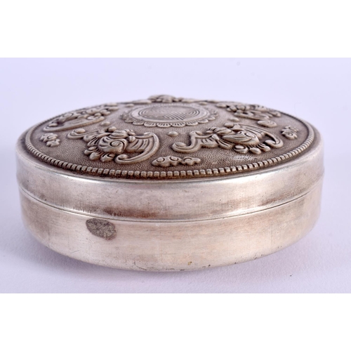 1653 - A CHINESE WHITE METAL BOX AND COVER 20th Century. 68 grams. 7.5 cm diameter.