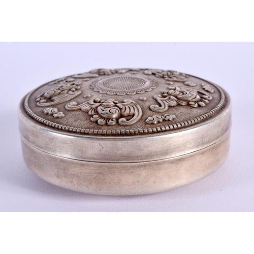 1653 - A CHINESE WHITE METAL BOX AND COVER 20th Century. 68 grams. 7.5 cm diameter.