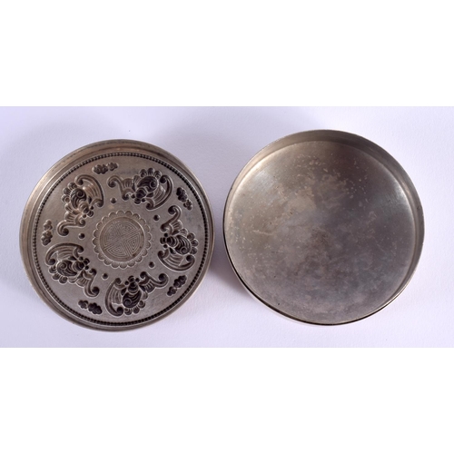 1653 - A CHINESE WHITE METAL BOX AND COVER 20th Century. 68 grams. 7.5 cm diameter.