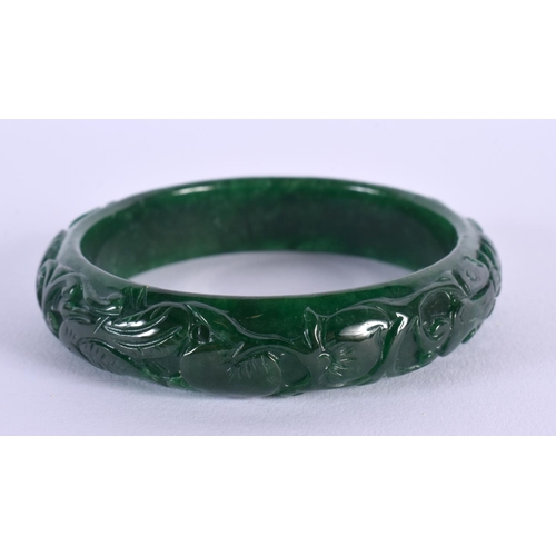 1659 - A CHINESE CARVED JADE BANGLE 20th Century. 7 cm diameter.