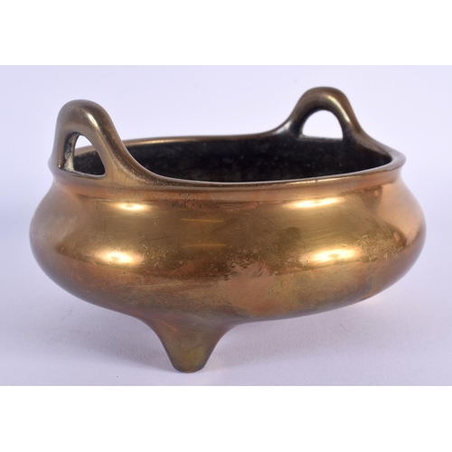 1683 - AN 18TH/19TH CENTURY CHINESE TWIN HANDLED BRONZE CENSER bearing Xuande marks to base. 925 grams. 14 ... 