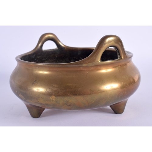 1683 - AN 18TH/19TH CENTURY CHINESE TWIN HANDLED BRONZE CENSER bearing Xuande marks to base. 925 grams. 14 ... 