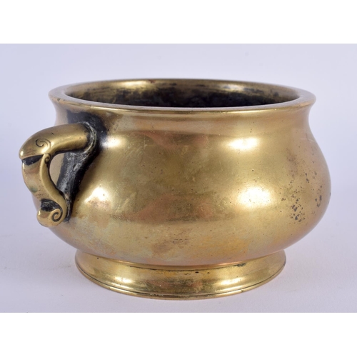 1684 - A RARE 18TH CENTURY CHINESE TWIN HANDLED BRONZE CENSER bearing rare hall mark to base. 796 grams. 13... 