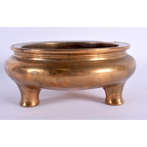 1685 - A RARE 17TH/18TH CENTURY CHINESE CIRCULAR BRONZE CENSER Ming/Qing, of plain form. 2684 grams. 16 cm ... 