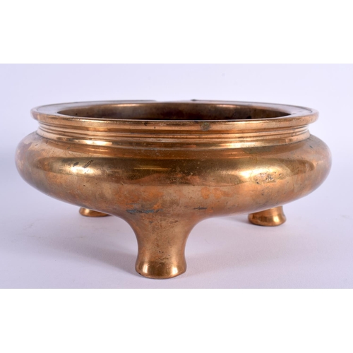 1685 - A RARE 17TH/18TH CENTURY CHINESE CIRCULAR BRONZE CENSER Ming/Qing, of plain form. 2684 grams. 16 cm ... 