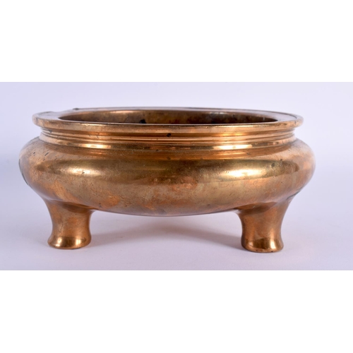 1685 - A RARE 17TH/18TH CENTURY CHINESE CIRCULAR BRONZE CENSER Ming/Qing, of plain form. 2684 grams. 16 cm ... 