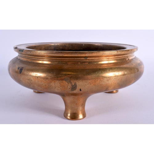 1685 - A RARE 17TH/18TH CENTURY CHINESE CIRCULAR BRONZE CENSER Ming/Qing, of plain form. 2684 grams. 16 cm ... 