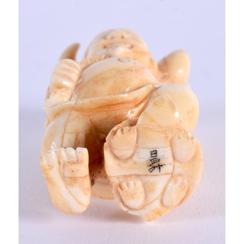 1696 - A JAPANESE CARVED BONE NETSUKE. 5 cm x 2.75 cm.