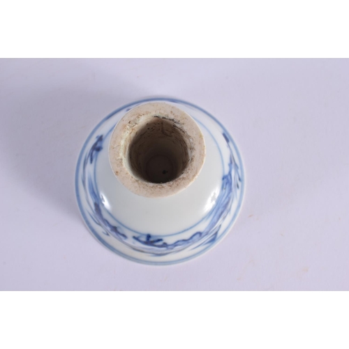 1710 - A CHINESE BLUE AND WHITE PORCELAIN STEM CUP 20th Century. 8 cm wide.