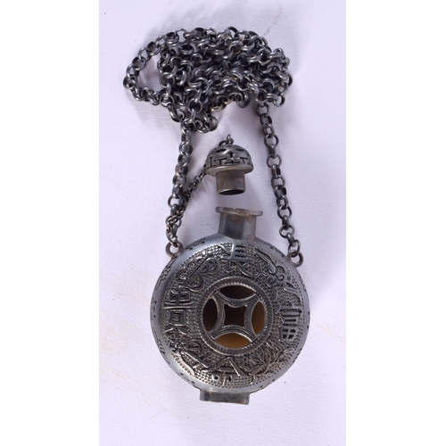 1742 - A CHINESE JADE AND WHITE METAL SNUFF BOTTLE 20th Century. 117 grams. Chain 60 cm long, bottle 8 cm x... 