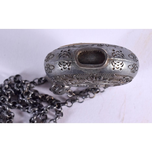 1742 - A CHINESE JADE AND WHITE METAL SNUFF BOTTLE 20th Century. 117 grams. Chain 60 cm long, bottle 8 cm x... 