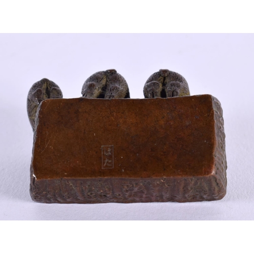 1747 - A JAPANESE THREE PIG BRONZE OKIMONO. 4.5 cm x 3.5 cm.