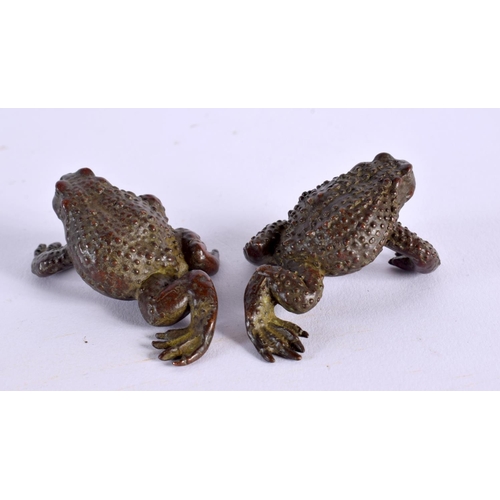 1775 - A PAIR OF JAPANESE BRONZE CRAB OKIMONO. 6 cm x 4 cm.