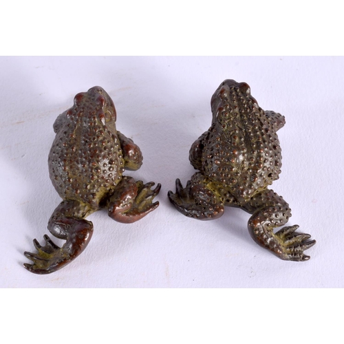 1775 - A PAIR OF JAPANESE BRONZE CRAB OKIMONO. 6 cm x 4 cm.