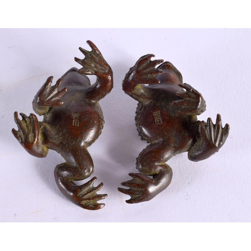 1775 - A PAIR OF JAPANESE BRONZE CRAB OKIMONO. 6 cm x 4 cm.