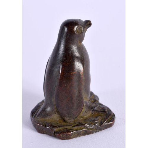 1778 - A JAPANESE BRONZE PENGUIN OKIMONO. 4.75 cm x 3.75 cm.